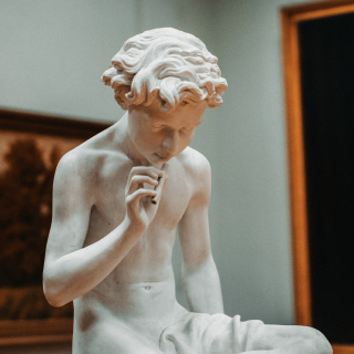 Белая скульптура мальчика